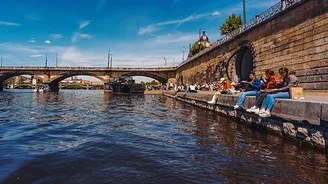 Lodě na Vltavě pomáhají školám, seniorům i charitě
