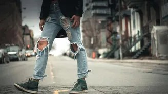Roztrhané džíny jsou zpět: 5 způsobů, jak je stylovat na podzim