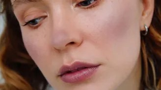 Růžová je letos out! Proč si na podzim zamilujete sytě fialovou tvářenku