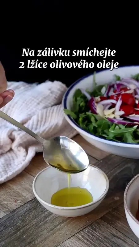 Salát s grilovanými broskvemi a halloumi