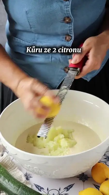 Cuketová buchta s citronem a pistáciemi
